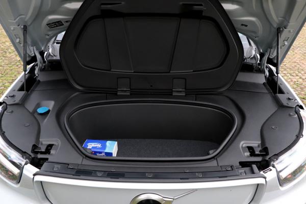 沃尔沃XC40 RECHARGE：纯电加上辅助驾驶,体验秒新势力？