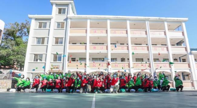 6福建奔驰志愿者与同学们一起放飞梦想.jpg