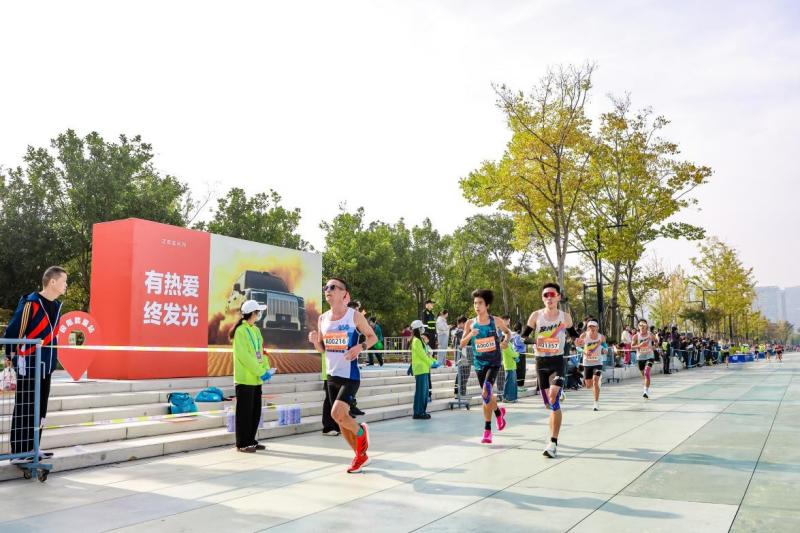 以科技赋能，与跑者同行，极氪护航2025杭州马拉松成功举行