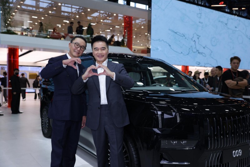 许亚军订极氪9X排大队，吴刚回家商订009！《人民的名义》老戏骨力挺国产豪车